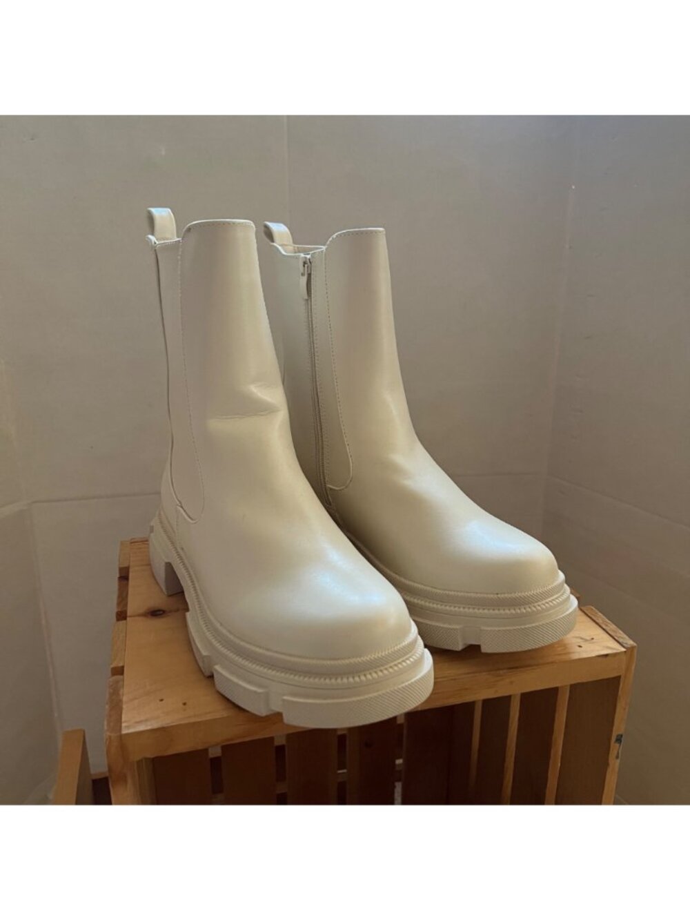 Chunky Sole Chelsea Boots Zara Size 9 Cream Faux Leather Mid Calf Combat Booties - Picture 3 of 16